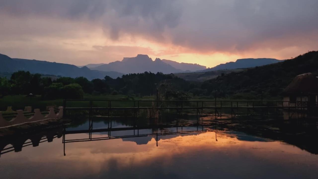 Dragon Peaks Mountain Resort Champagne Valley ภายนอก รูปภาพ