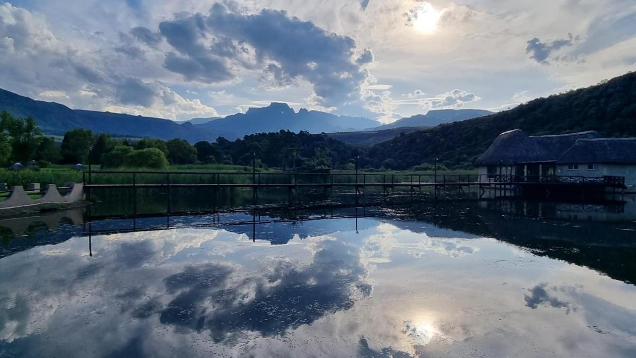 Dragon Peaks Mountain Resort Champagne Valley ภายนอก รูปภาพ