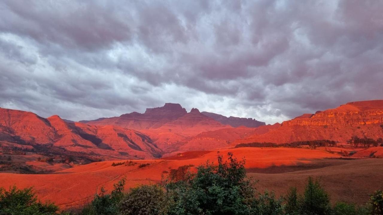 Dragon Peaks Mountain Resort Champagne Valley ภายนอก รูปภาพ