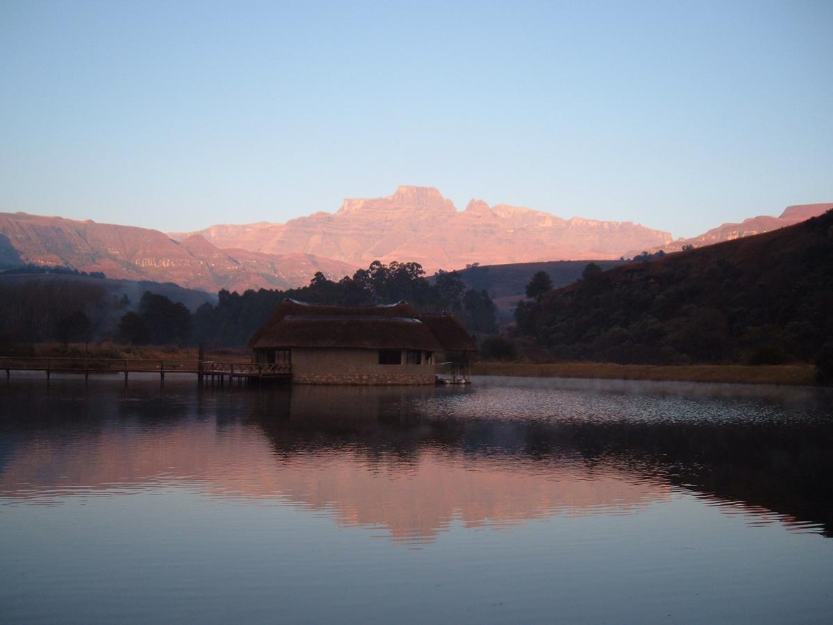 Dragon Peaks Mountain Resort Champagne Valley ภายนอก รูปภาพ